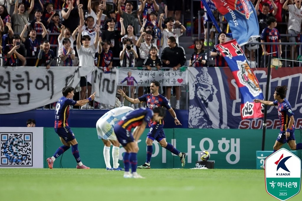수원FC 싸박이 득점 후 기뻐하고 있다. (한국프로축구연맹 제공)