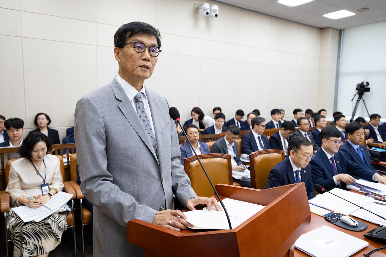 이창용 한국은행 총재가 19일 서울 여의도 국회에서 열린 제428회 국회(임시회) 기획재정위원회 제2차 전체회의에 출석해 업무보고를 하고 있다. 2025.8.19/뉴스1