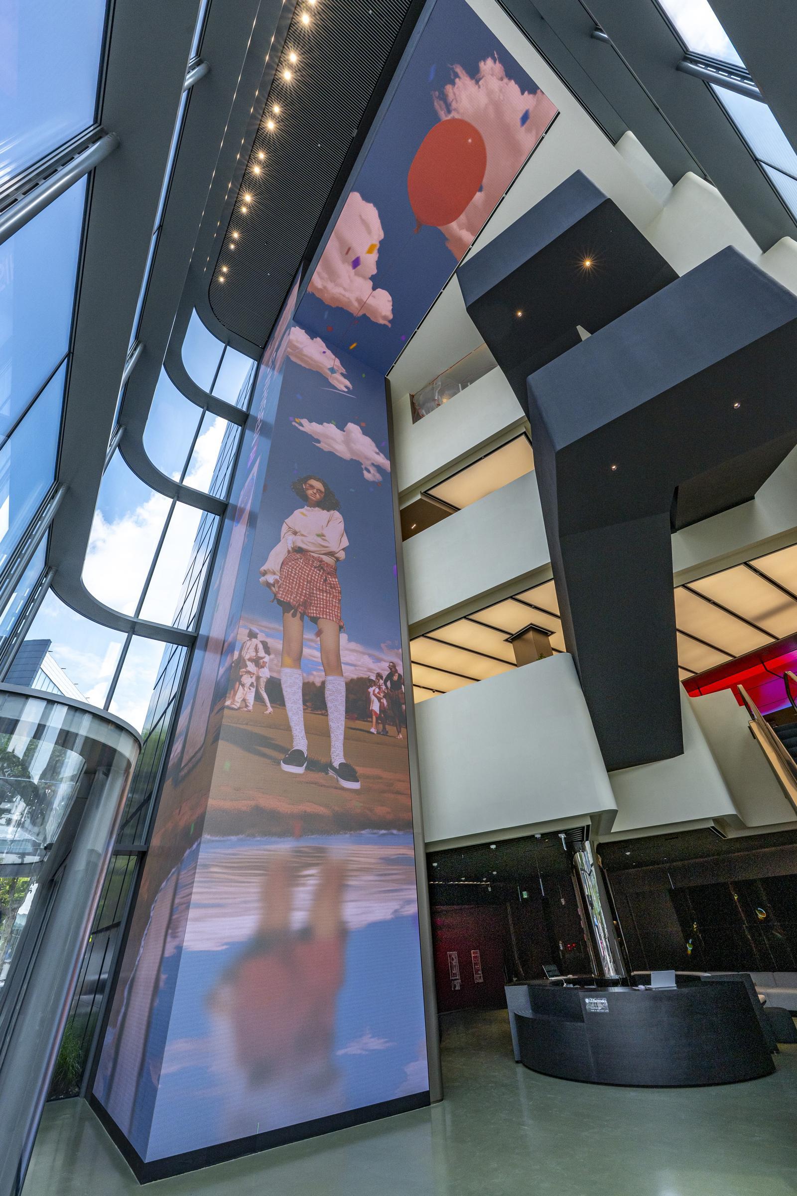 ‘LG전자 플래그십 D5’의 1층부터 4층까지 이어지는 대형 디지털 오벨리스크. LG전자 제공