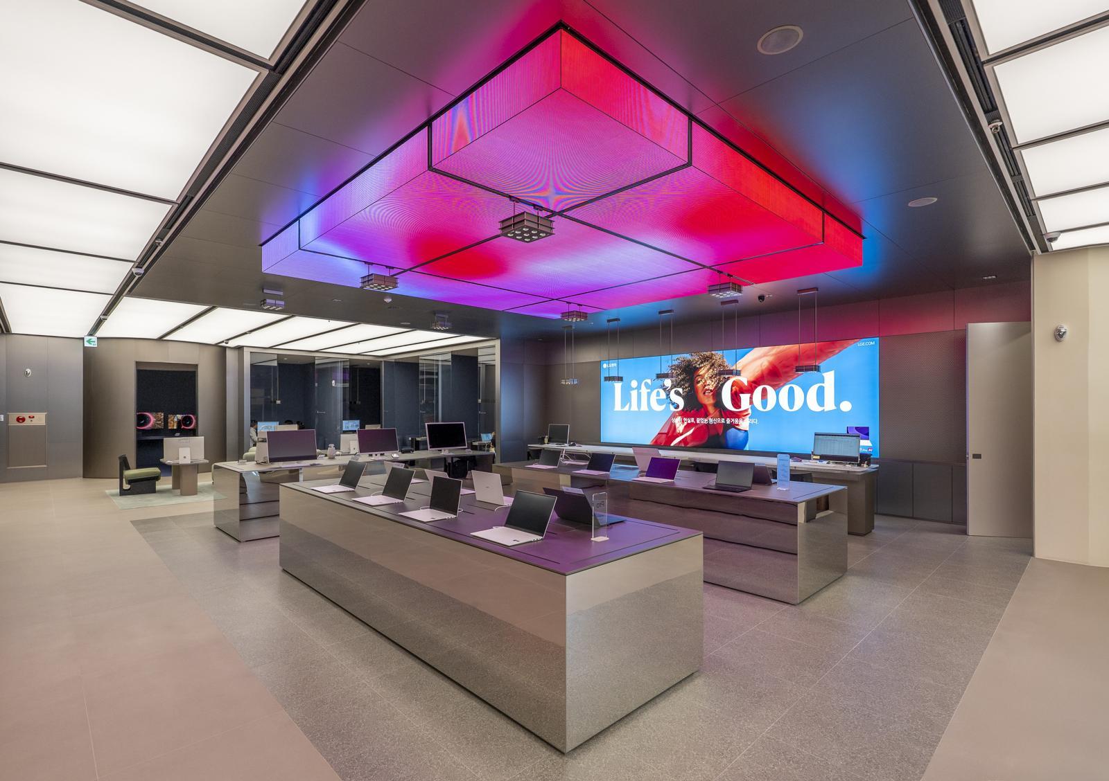 ‘LG전자 플래그십 D5’의 그램 Zone 천장 플로팅 OLED. LG전자 제공