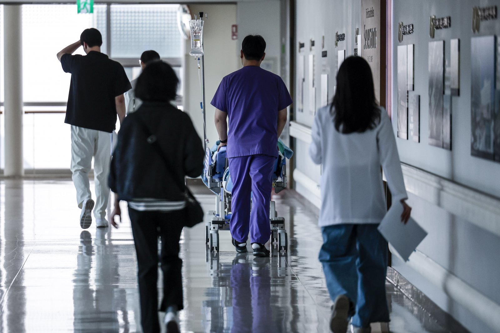 27일 서울시내 대학병원에서 의료진이 이동하고 있다.  수련병원을 떠난 전공의 10명 중 6명은 의원급에 재취업한 것으로 나타났다. 의원급 재취업자 68%는 수도권에 머물렀다. 사직 또는 임용을 포기한 레지던트 8791명 중 5399명(61.4%)이 의료기관에 일반의로 재취업했다.   정부는 이번 주까지 사직 전공의를 대상으로 추가 수련을 모집한다. ‘빅5’ 병원의 경우 서울아산·세브란스·삼성서울·서울성모병원은 27일 오후 5시, 서울대병원은 27일 오후 6시 원서 접수를 마감한다.2025.05.27.  [서울=뉴시스]