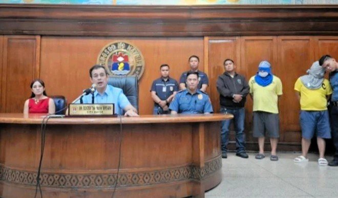 필리핀 수도 마닐라에서 일본인 관광객 남성 2명이 살인 청부를 받은 현지인에게 총을 맞아 사망하는 사건이 발생했다. 마닐라에서 열린 해당 사건 기자회견 모습. 아사히신문 캡처