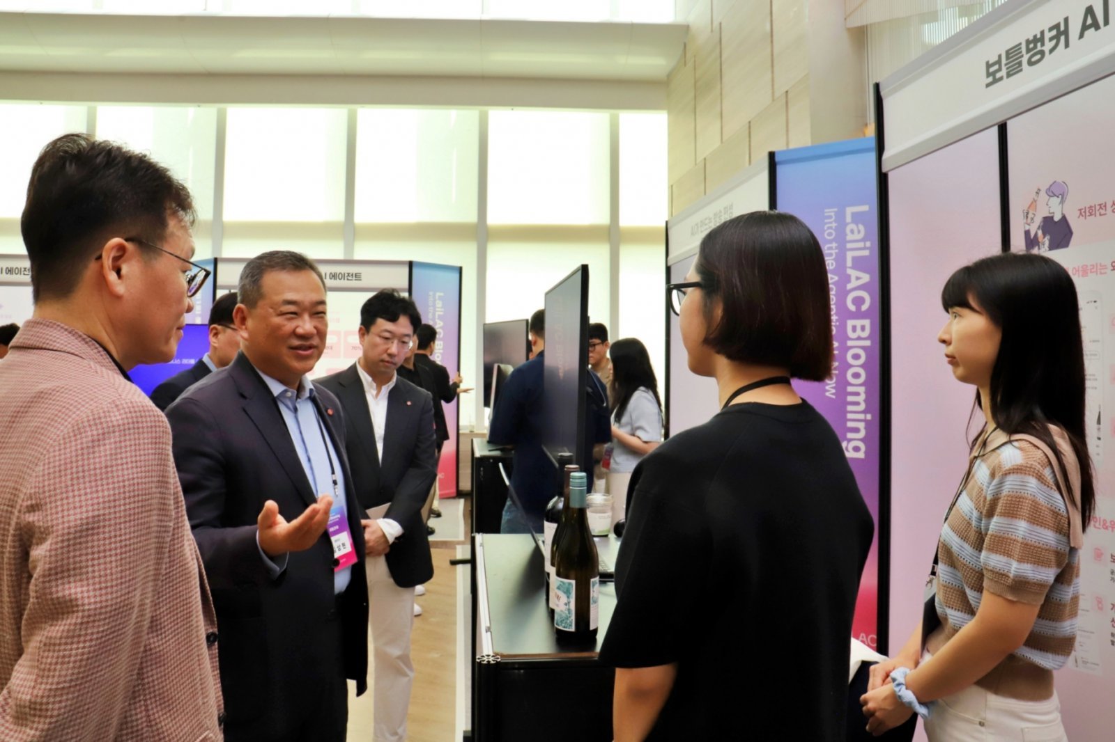 21일 서울 송파구 롯데월드타워에서 열린 제1회 ‘롯데 유통군 AI 컨퍼런스’에서 김상현 롯데 유통군 총괄대표 부회장이 ‘AI 혁신 사례’ 전시를 살펴보고 있다.
