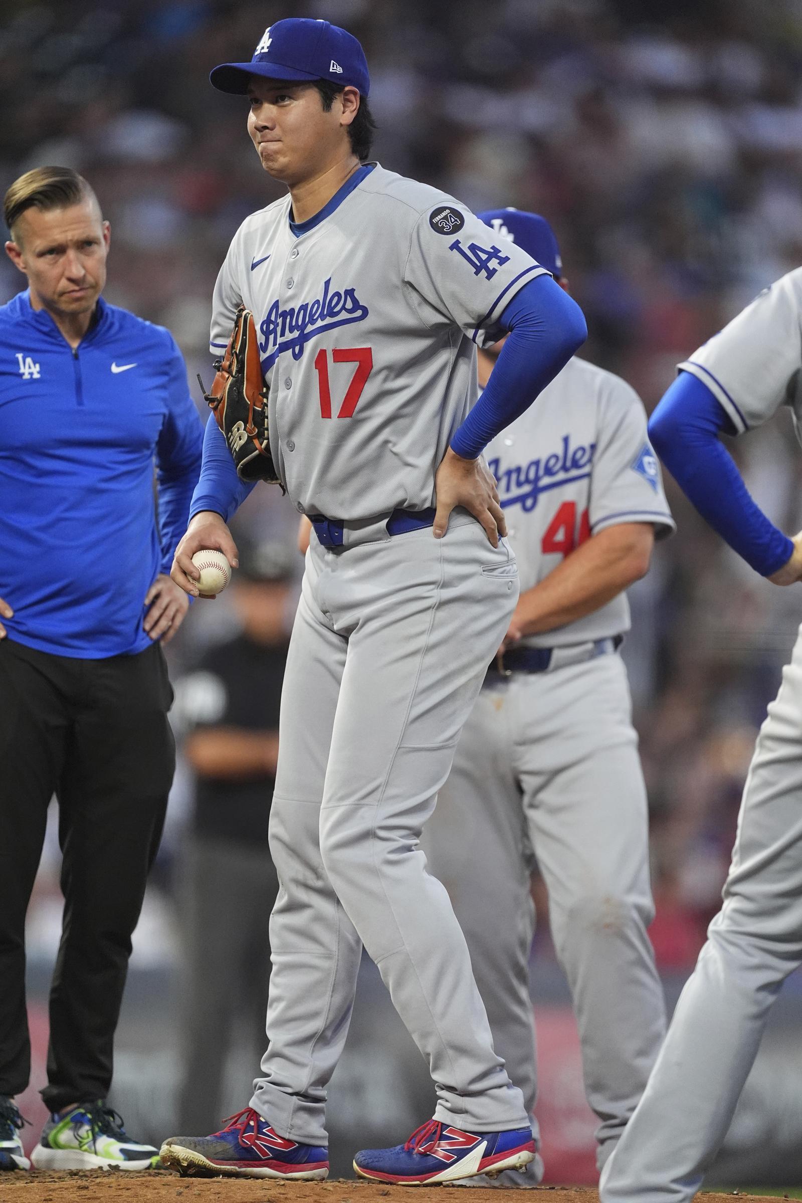 오타니 쇼헤이가 4회 오른쪽 허벅지에 타구를 맞은 뒤 고통스러워하고 있다. 덴버=AP뉴시스