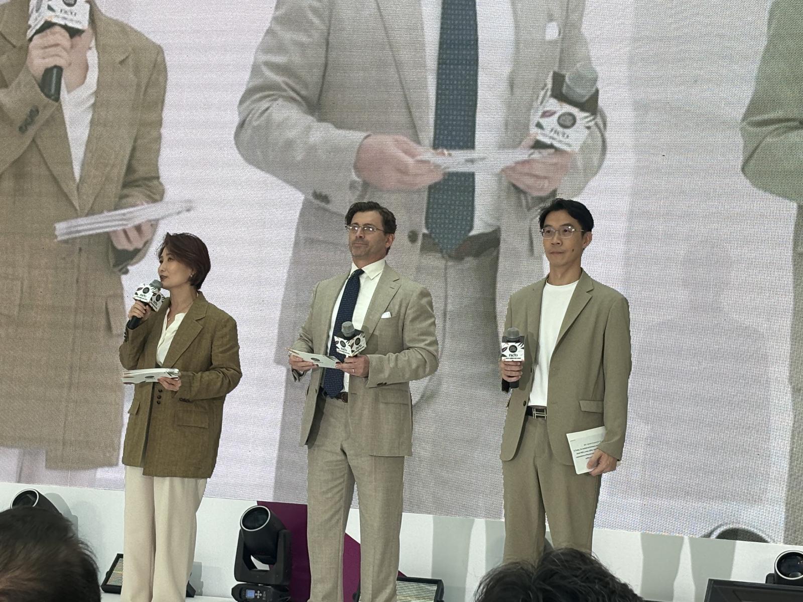 (왼쪽부터) 행사 진행자 박경림, 토마스 카소 네슬레코리아 대표, 아피왓 이리야피차트 커피부문장. 황소영 기자 fangso@donga.com