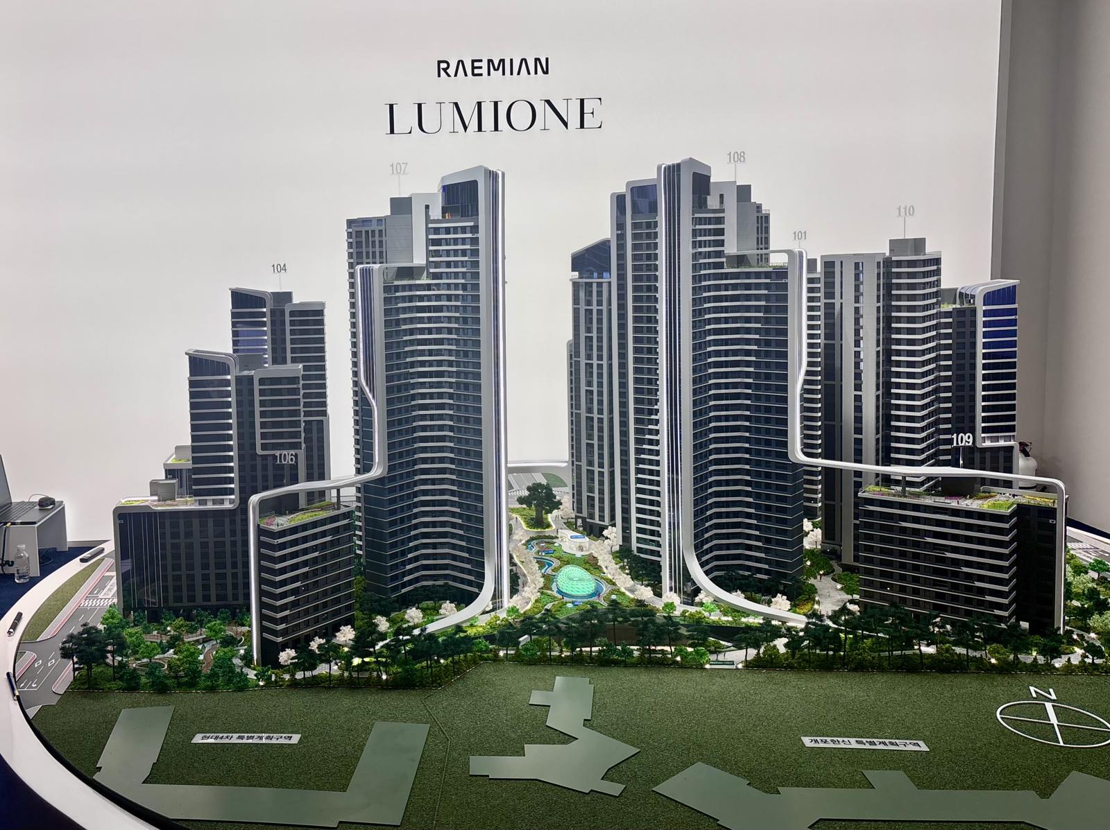개포우성7차 삼성물산 홍보관에 있는 ‘래미안 루미원’ 단지 모형. 황소영 기자 fangso@donga.com