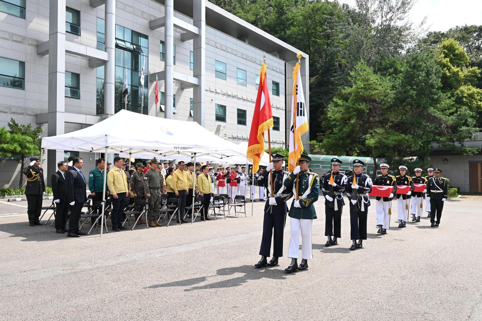 21일 서울 동작구 국방부 유해발굴감식단 내 신원확인센터 앞에서 6·25전쟁 당시 유엔군으로 참전했다가 전사한 튀르키예군 유해  4위의 인수식이 열리고 있다.  국방부 제공