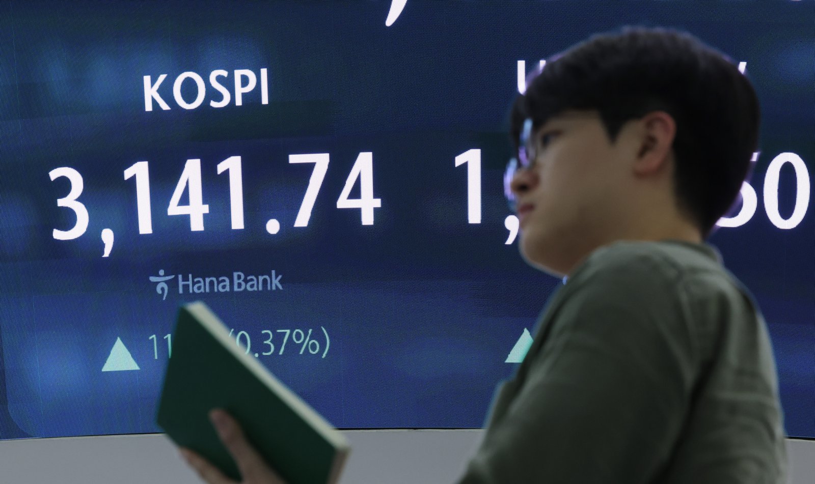 코스피가 전 거래일(3130.09)보다 11.65포인트(0.37%) 오른 3141.74에 마감한 21일 오후 서울 중구 하나은행 딜링룸 전광판에 지수가 표시돼 있다. 2025.08.21.[서울=뉴시스]