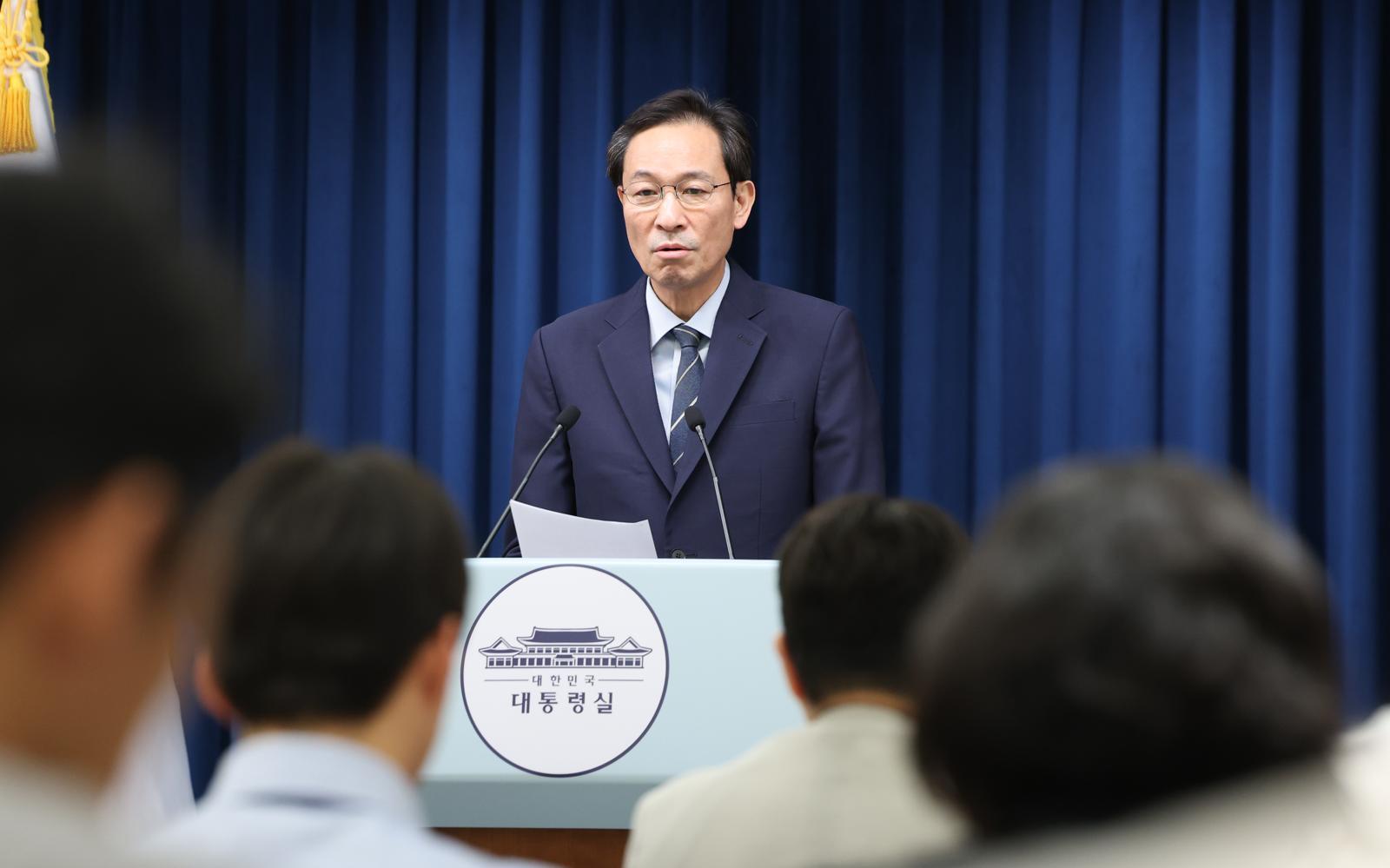 우상호 정무수석이 28일 서울 용산구 대통령실 청사에서 ‘국민 임명식’ 관련 브리핑을 하고 있다. 2025.7.28/뉴스1