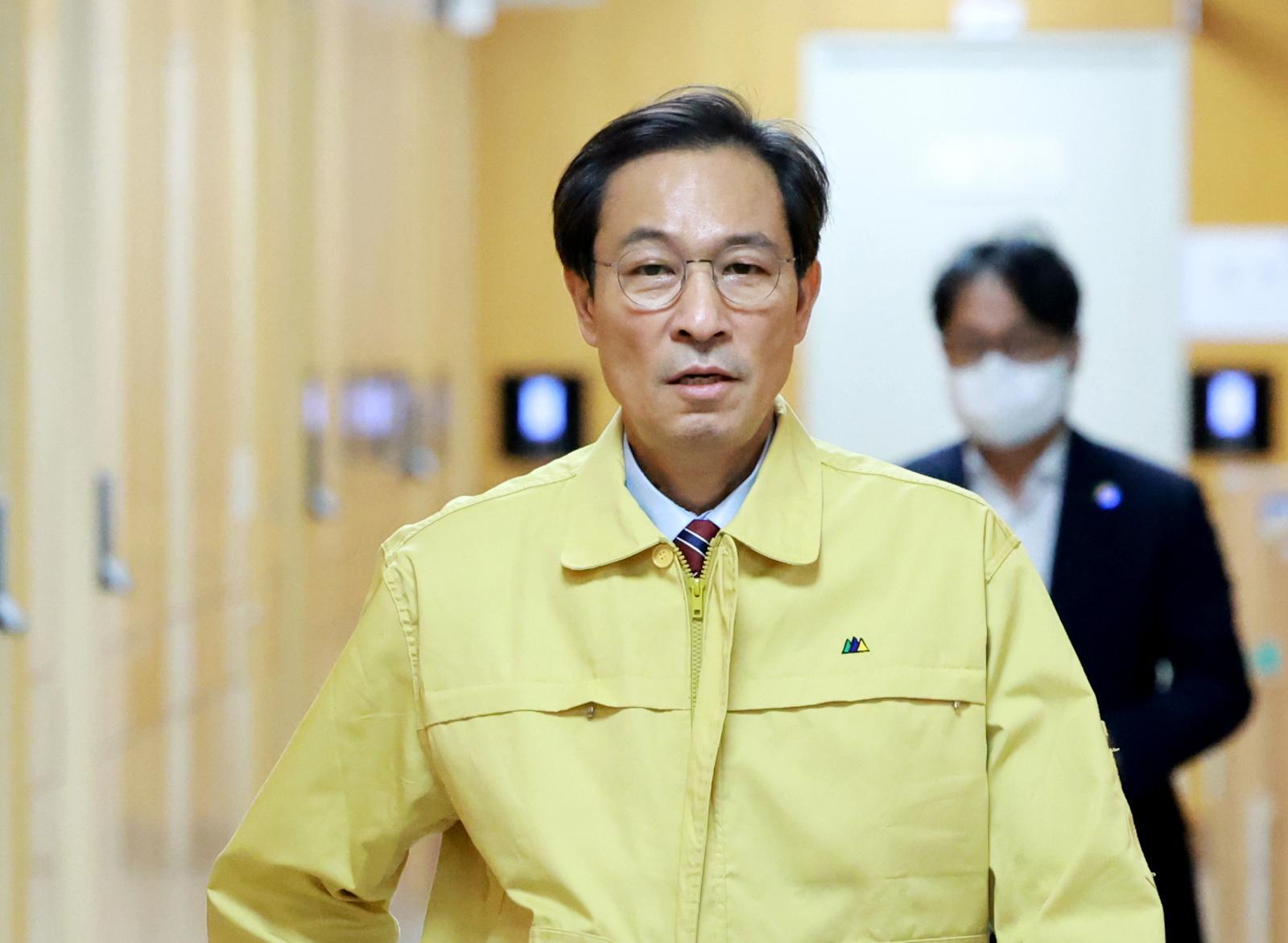 우상호 정무수석이 21일 서울 용산 대통령실 청사에서 열린 제8차 수석·보좌관 회의에 입장하고 있다. (대통령실통신사진기자단) 2025.08.21. 뉴시스