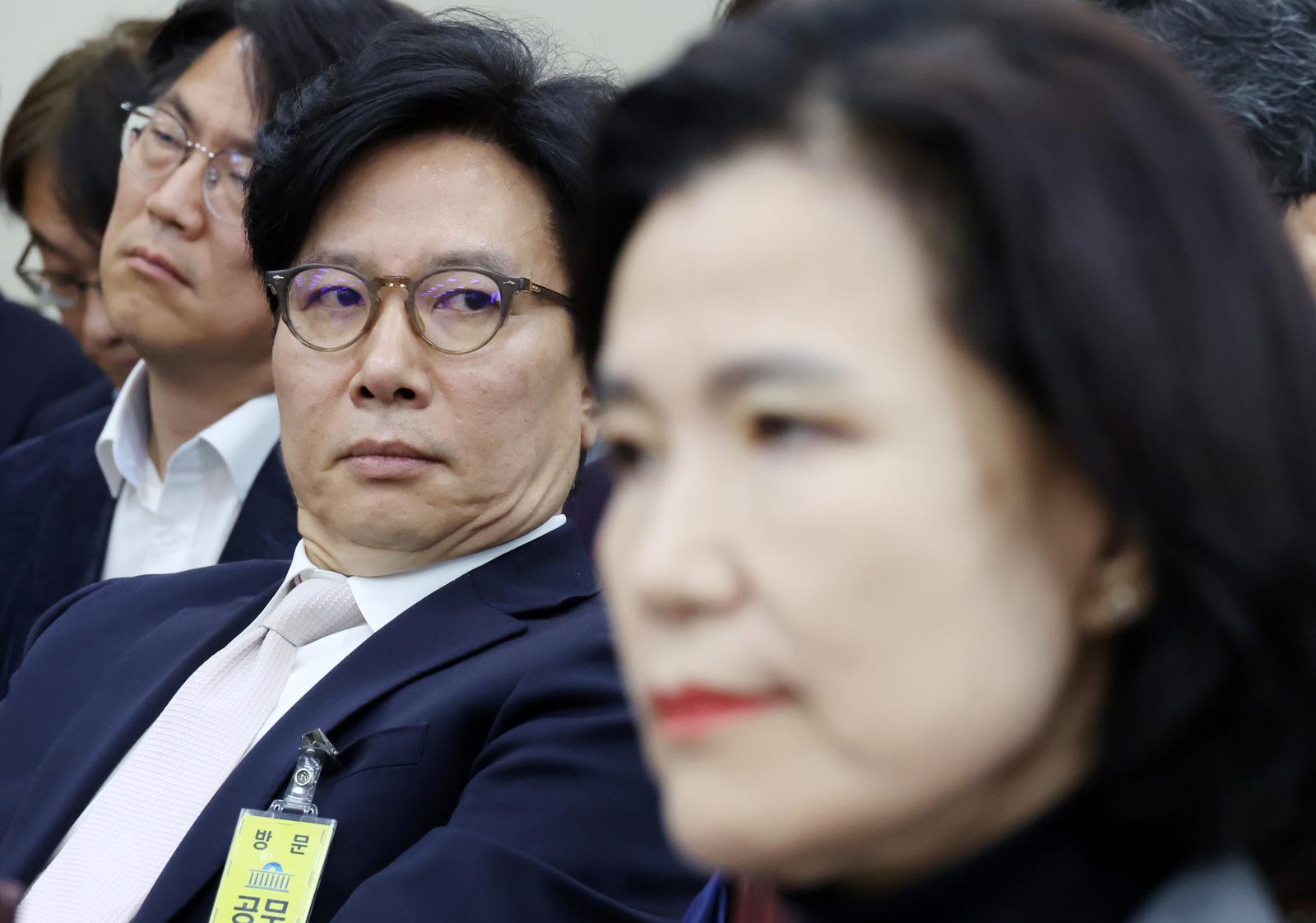 신동호 EBS 신임 사장이 18일 서울 여의도 국회에서 열린 과학기술정보방송통신위원회 전체회의에 출석해 자리하고 있다. 오른쪽은 이진숙 방송통신위원회 위원장. 2025.04.18. 뉴시스