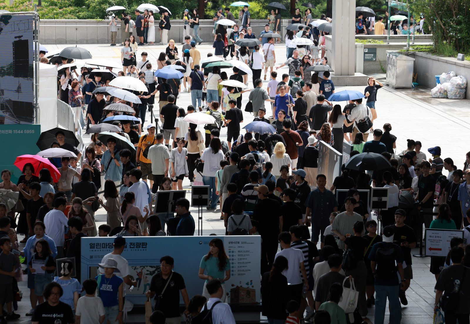광복절인 15일 오후 서울 용산구 국립중앙박물관을 찾은 관람객들이 입장을 하기 위해 대기하고 있다. 2025.08.15. [서울=뉴시스]
