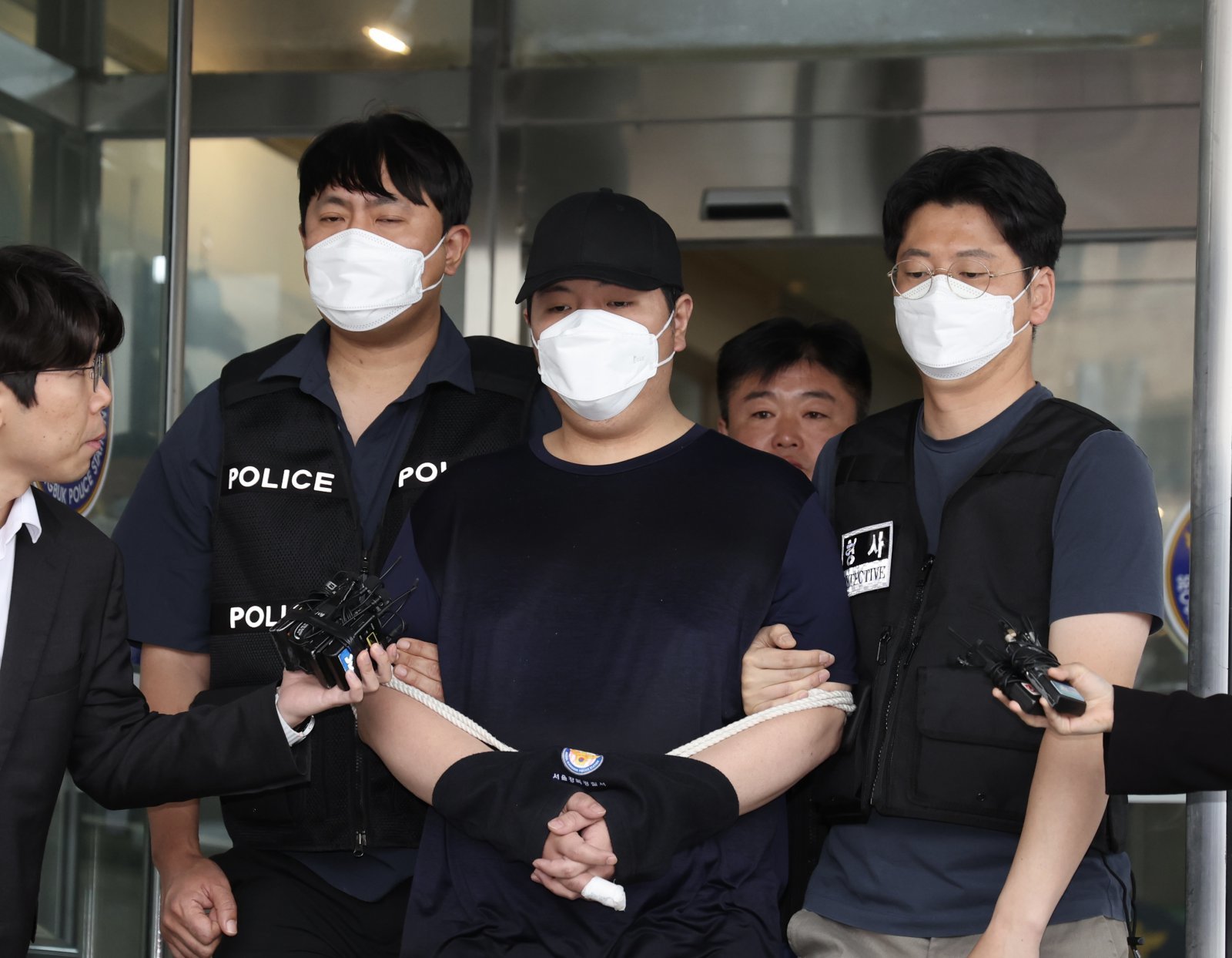 서울 강북구 미아동 마트에서 흉기를 휘둘러 1명을 살해하고 1명을 다치게 한 김성진(32·남)이 1일 오전 서울 강북경찰서에서 검찰로 송치되고 있다. 2025.05.01. [서울=뉴시스]