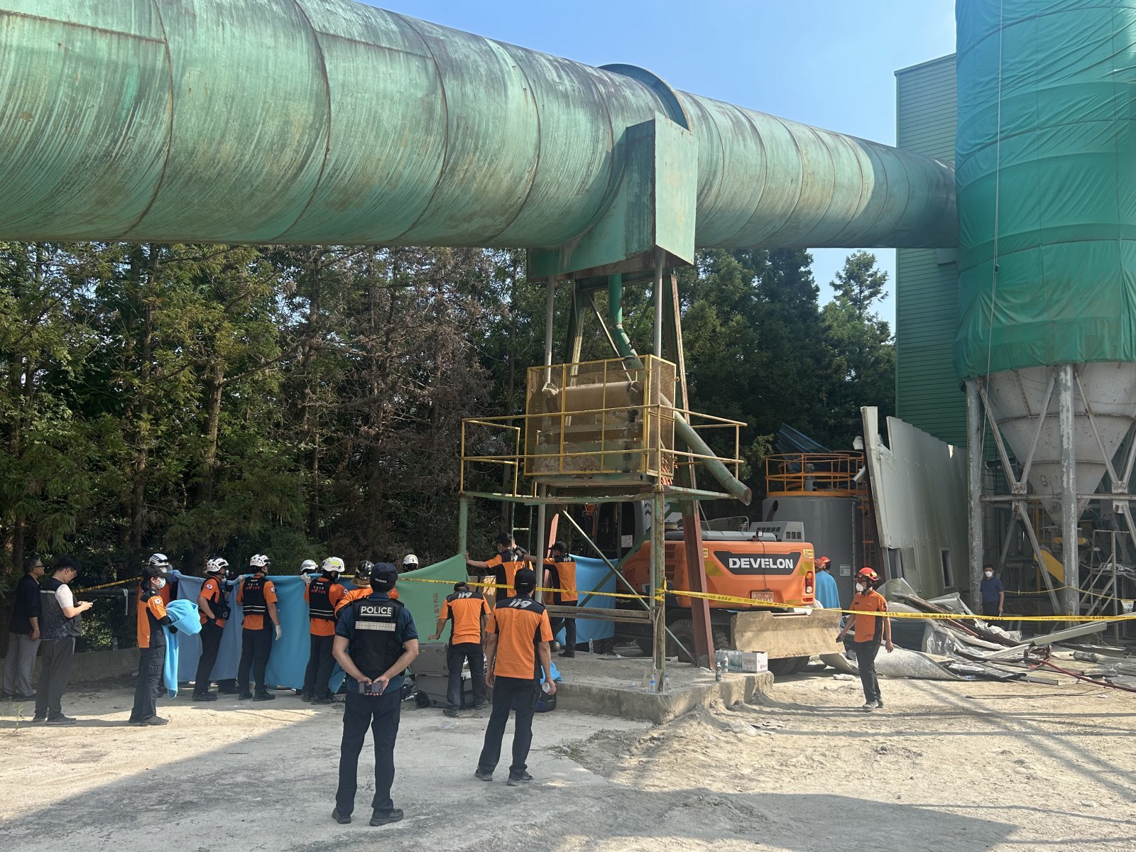 21일 오후 1시 29분쯤 전남 순천일반산업단지 내 레미콘 공장에서 지상 간이탱크 청소 작업자 3명이 쓰러져 소방당국이 구조작업을 하고 있다. (독자제공)2025.8.21/뉴스1