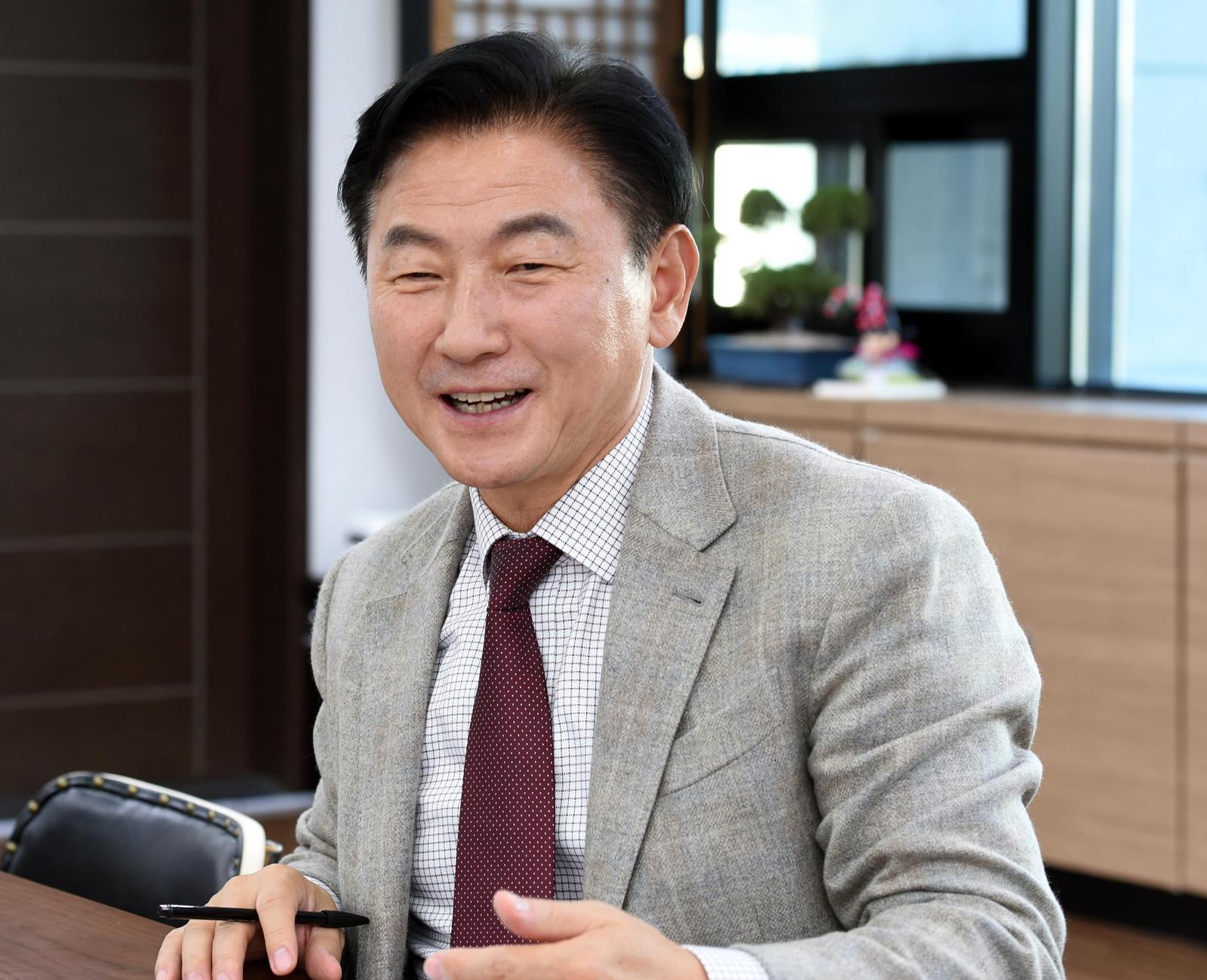 김동근 경기 의정부시장이 20일 집무실에서 동아일보와 인터뷰하고 있다. 민선 8기 직후부터 현장 시장실을 운영해온 김 시장은 “참여와 소통, 혁신, 존중의 가치를 바탕으로 시민 삶의 질을 높이겠다”고 밝혔다. 의정부시 제공