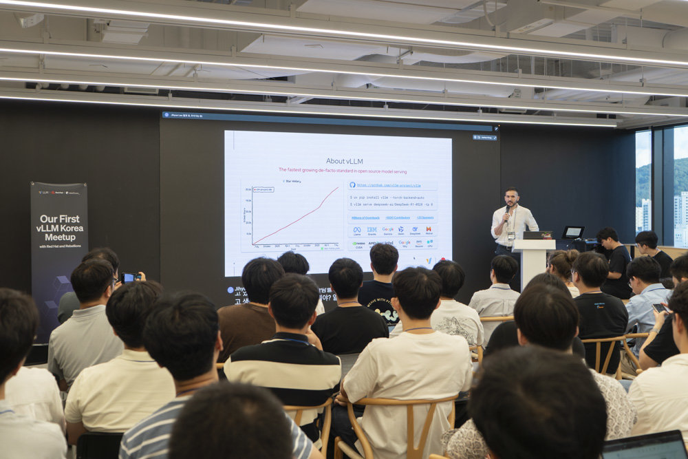 니콜로 루케시 레드햇 시니어 머신러닝 엔지니어가 vLLM의 개요를 발표하고 있다 / 출처=IT동아