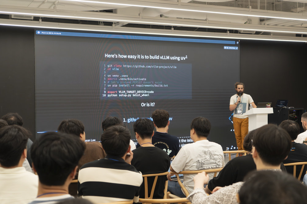 다니엘레 트리피로 레드햇 AI 추론 서버 엔지니어가 vLLM 실제 활용 방안 등을 공유하고 있다 / 출처=IT동아