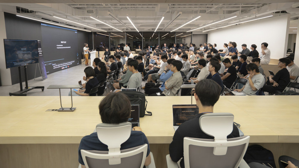 퇴근 이후 개최된 밋업이었지만 많은 개발자들이 늦게까지 자리를 지키고 강의를 들었다 / 출처=IT동아