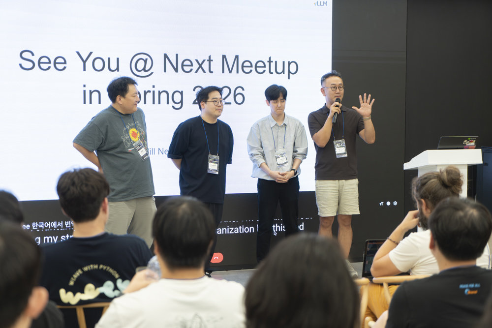 좌측부터 배권한·박정환 파이토치 한국 사용자모임 운영자, 김형준 스퀴즈비츠 대표, 김홍석 소프트웨어 아키텍트 총괄 / 출처=IT동아