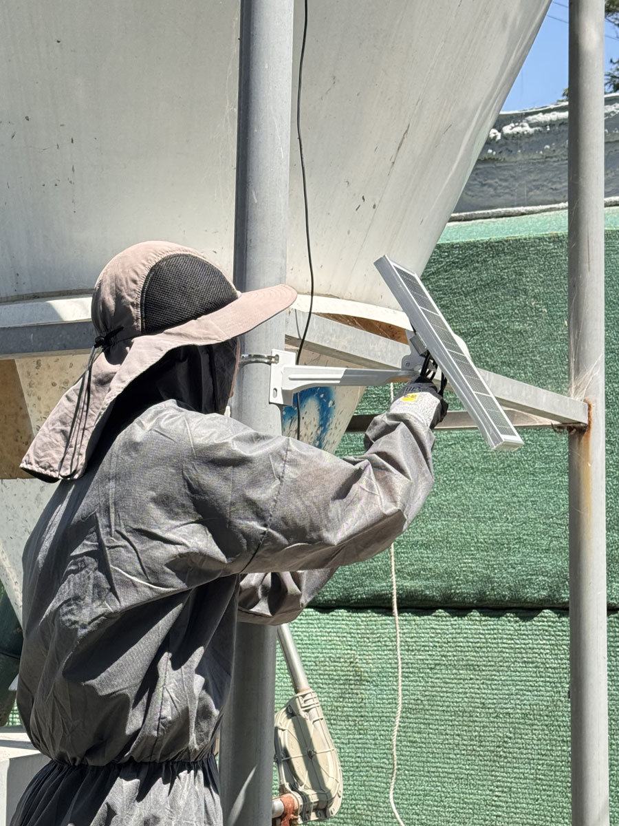 태양광 충전 시스템을 고객의 사료빈에 설치하는 모습 / 출처=에임비랩