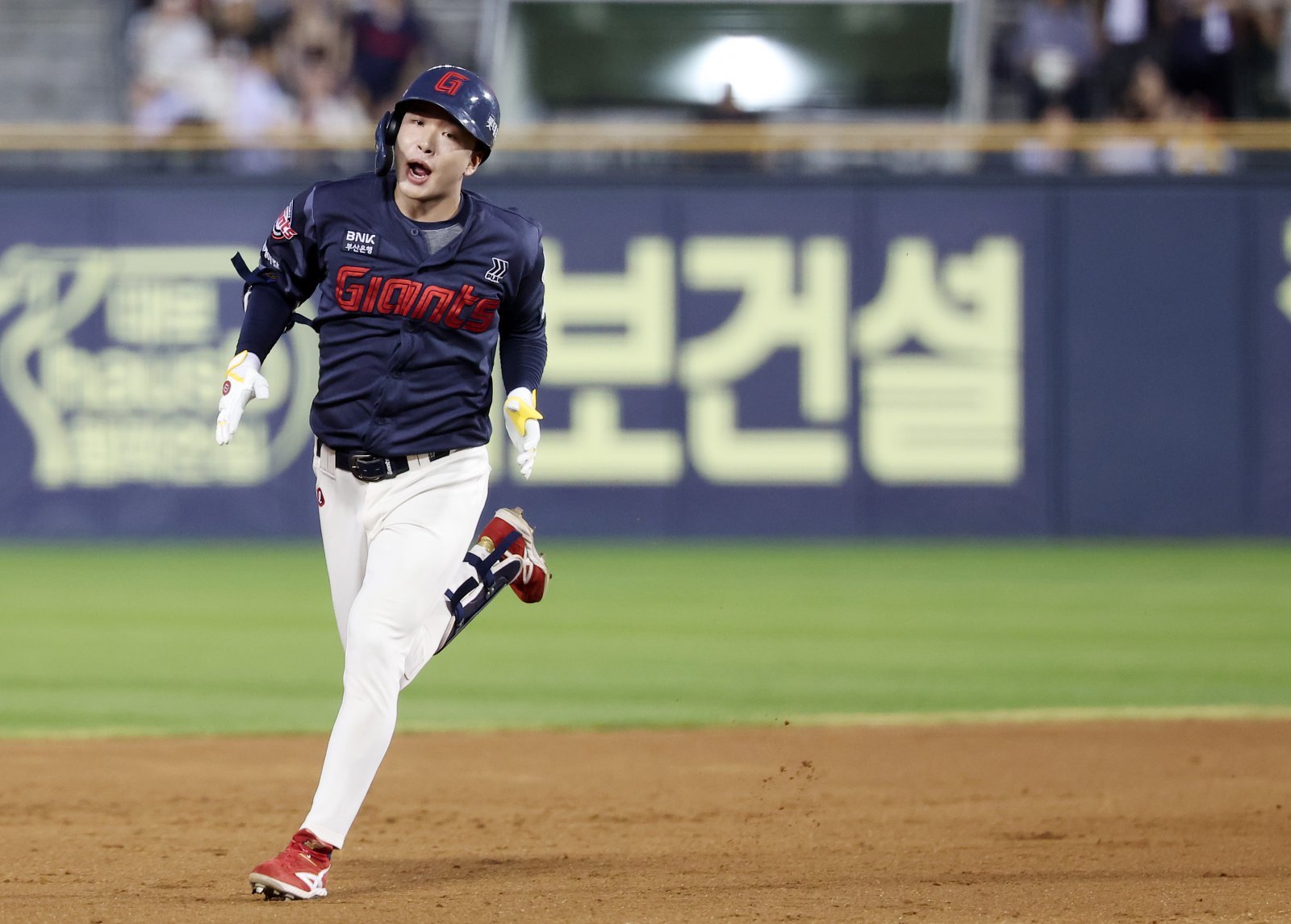 21일 서울 송파구 잠실야구장에서 열린 프로야구 ‘2025 신한 SOL 뱅크 KBO리그’ 롯데 자이언츠와 LG 트윈스의 경기, 롯데 이호준이 4회초 무사 선두타자로 나서 솔로홈런을 터뜨린 후 그라운드를 돌고 있다. 2025.8.21/뉴스1 ⓒ News1 김성진 기자