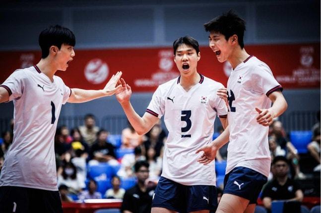 득점 후 기뻐하는 한국 U21 남자배구 대표팀 선수들.(FIVB 홈페이지 캡처)