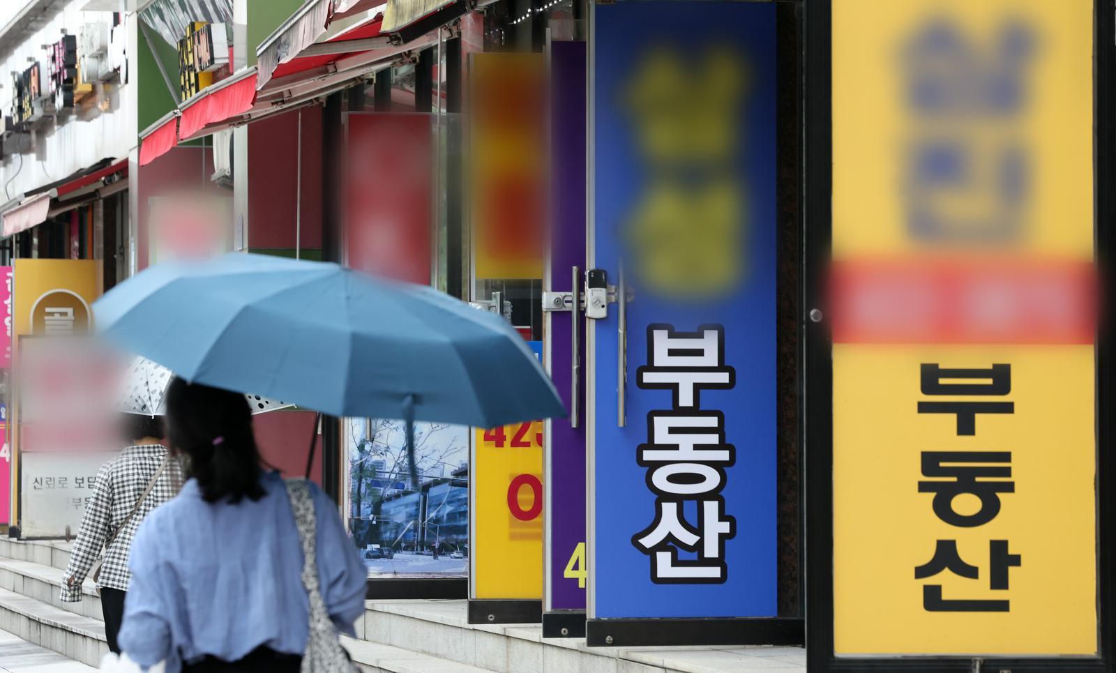 한국공인중개사협회에 따르면 지난달 폐·휴업한 공인중개사는 941명, 개업 공인중개사는 748명으로 집계됐다. 뉴스1