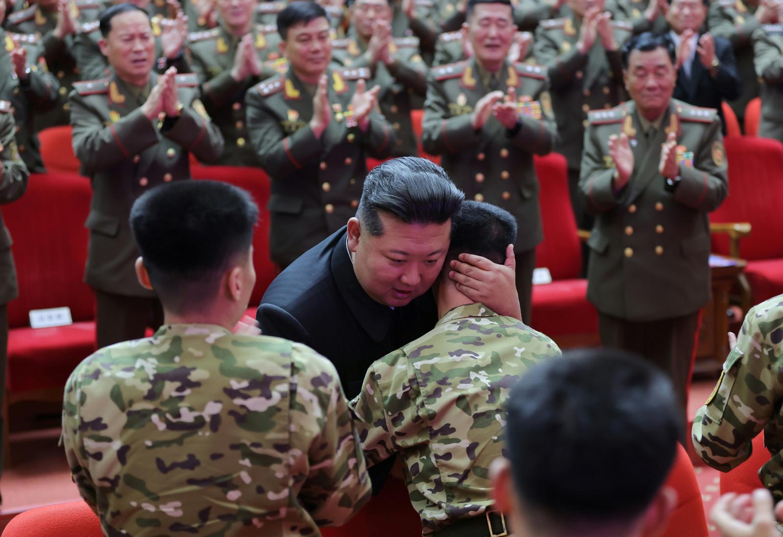 북한 노동당 기관지 노동신문은 21일 김정은 당 총비서가 귀국한 조선인민군 해외작전부대 주요지휘관에게 국가표창을 수여했다고 22일 보도했다. (국내에서만 사용가능. 재배포 금지. DB 금지) 평양 노동신문=뉴스1