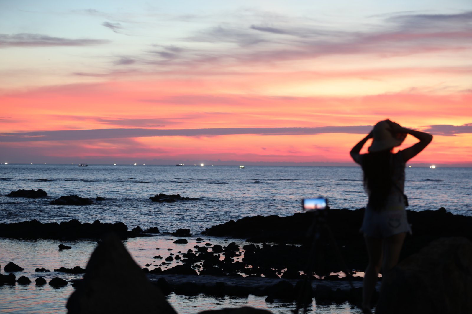 제주시 조천읍 관곶에서 관광객들이 노을을 바라보고 있다. 2019.7.28 뉴스1