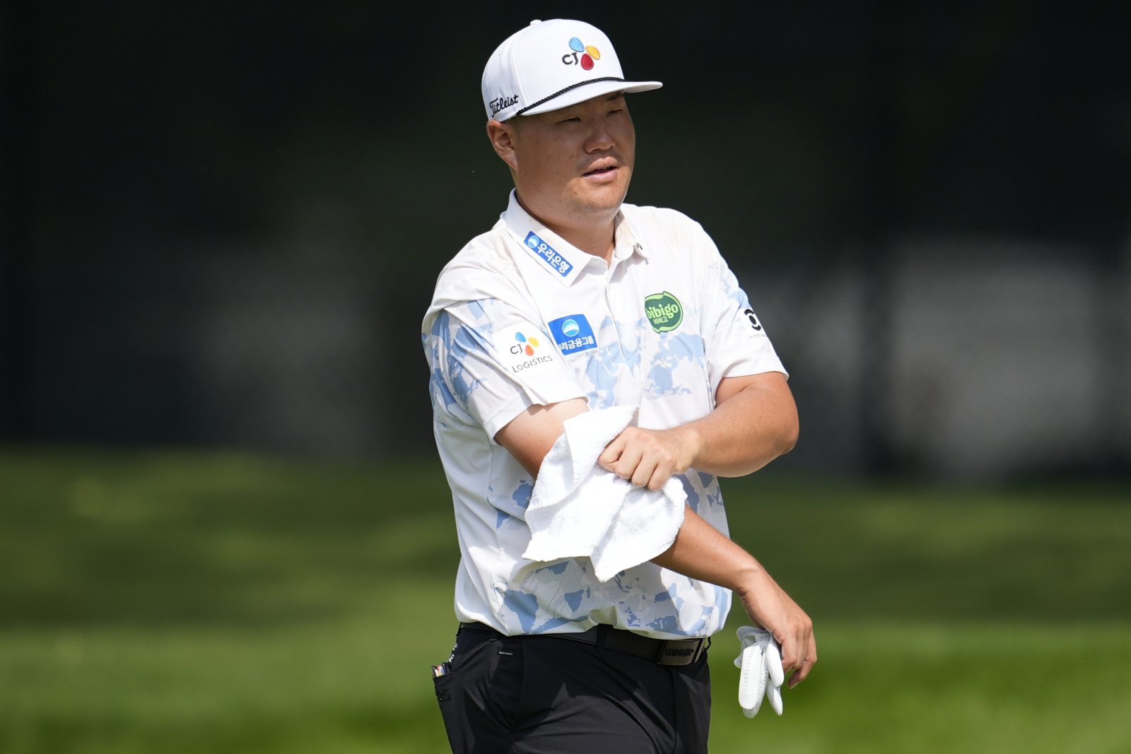 임성재가 21일(현지 시간) 미 조지아주 애틀랜타의 이스트레이크 골프클럽에서 열린 미국프로골프(PG) 투어 챔피언십 첫날 1번 그린으로 걸어가고 있다. 임성재는 2언더파 68타 공동 17위에 이름을 올렸다. 2025.08.22 애틀랜타=AP 뉴시스