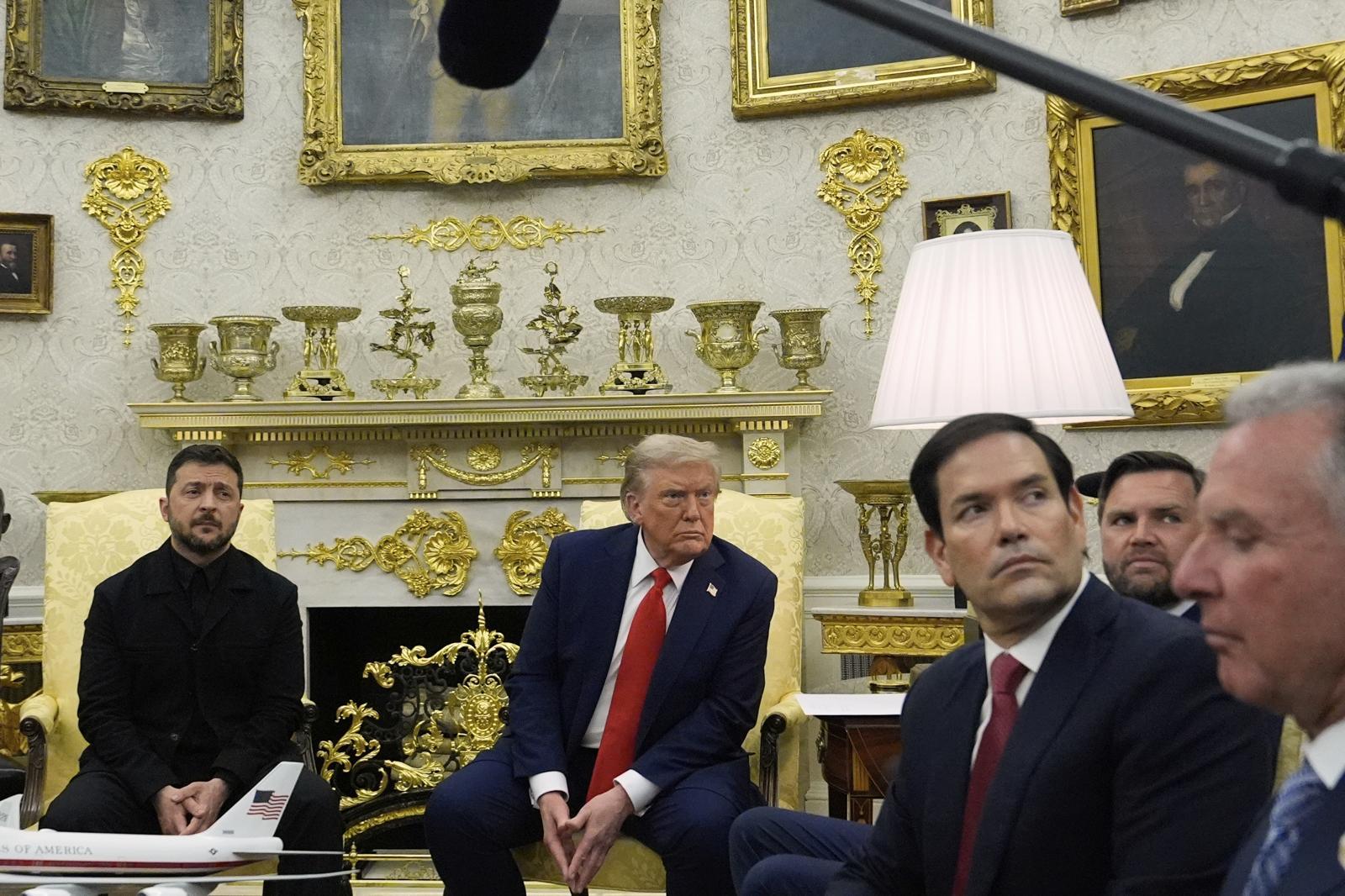 볼로디미르 젤렌스키 우크라이나 대통령(왼쪽)과 도널드 트럼프 미 대통령 회담에 배석한 J D 밴스 미 부통령(오른쪽 두 번째). 워싱턴=AP/뉴시스