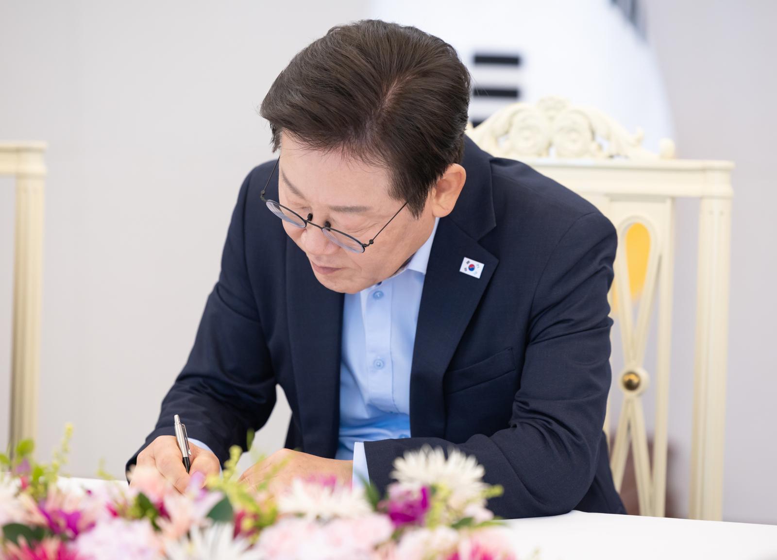 이재명 대통령이 19일 서울 용산 대통령실 청사에서 열린 미일 순방 동행 경제단체 및 기업인 간담회에서 메모하고 있다. 대통령실 제공