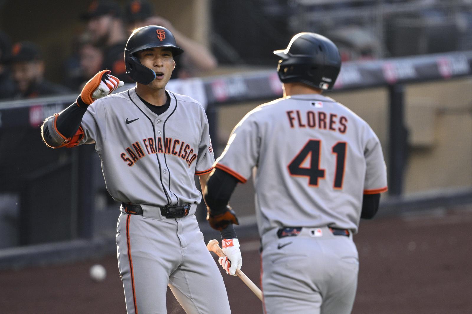 샌프란시스코 이정후(왼쪽)가 19일 미국프로야구 메이저리그(MLB) 샌디에이고 방문경기 1회초에 2점 홈런을 치고 들어온 윌머 플로레스를 축하하고 있다. 샌디에이고=AP뉴시스