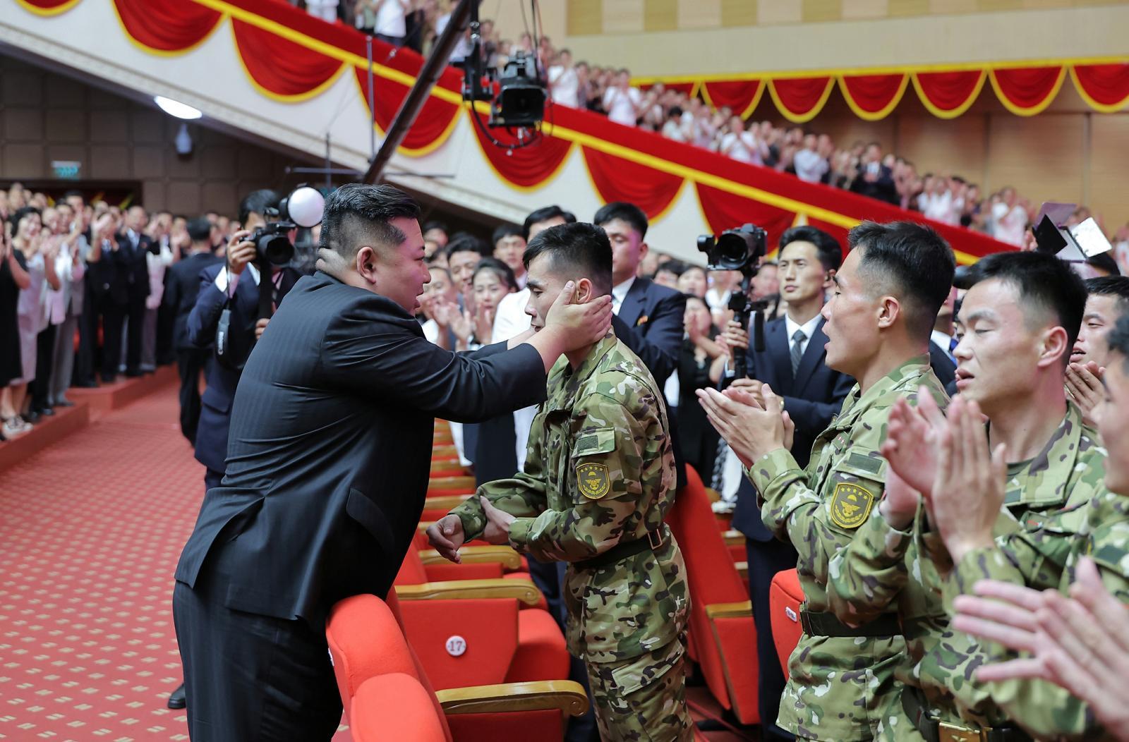 (평양 노동신문=뉴스1) = 북한 노동당 기관지 노동신문은 21일 김정은 당 총비서가 귀국한 조선인민군 해외작전부대 주요지휘관에게 국가표창을 수여했다고 22일 보도했다. [국내에서만 사용가능. 재배포 금지. DB 금지. For Use Only in the Republic of Korea. Redistribution Prohibited] rodongphoto@news1.kr