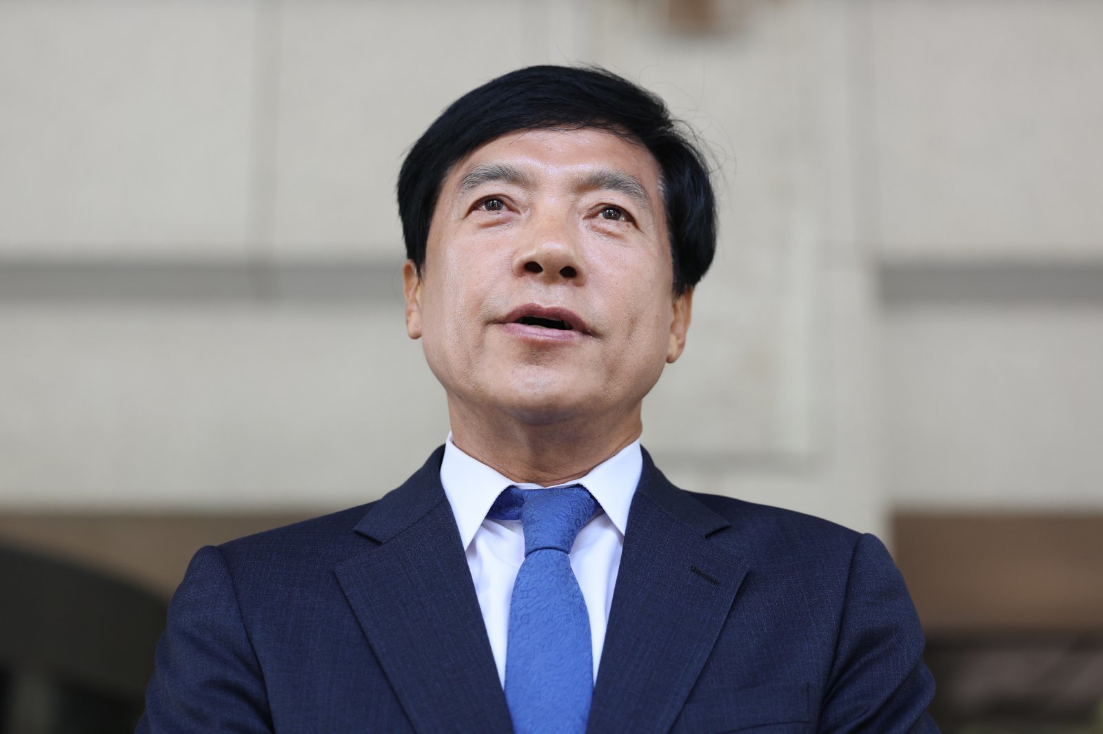 김학의 전 법무부 차관 불법 출국금지 의혹과 관련된 수사에 외압을 행사한 혐의로 재판에 넘겨진 이성윤 더불어민주당 의원이 12일 서울 서초구 대법원에서 열린 직권남용 권리행사방해 혐의 관련 상고심 선고기일에서 무죄 판결을 받은 뒤 입장을 밝히고 있다. 2025.06.11. [서울=뉴시스]