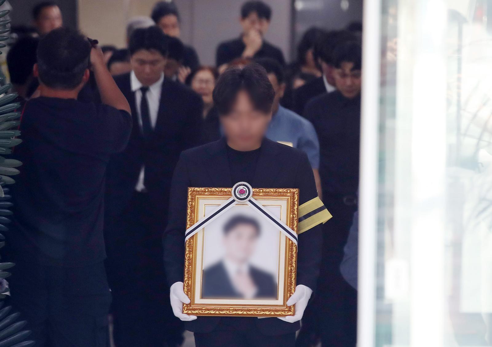 경부선 ‘무궁화호 열차사고’ 희생자 2명 가운데 이 모(37) 씨의 발인이 22일 오후 경북 청도군 화양읍 청도대남병원 장례식장에서 엄수된 가운데 유가족, 동료, 지인들이 눈물을 흘리며 마지막으로 고인을 배웅하고 있다. 뉴스1.