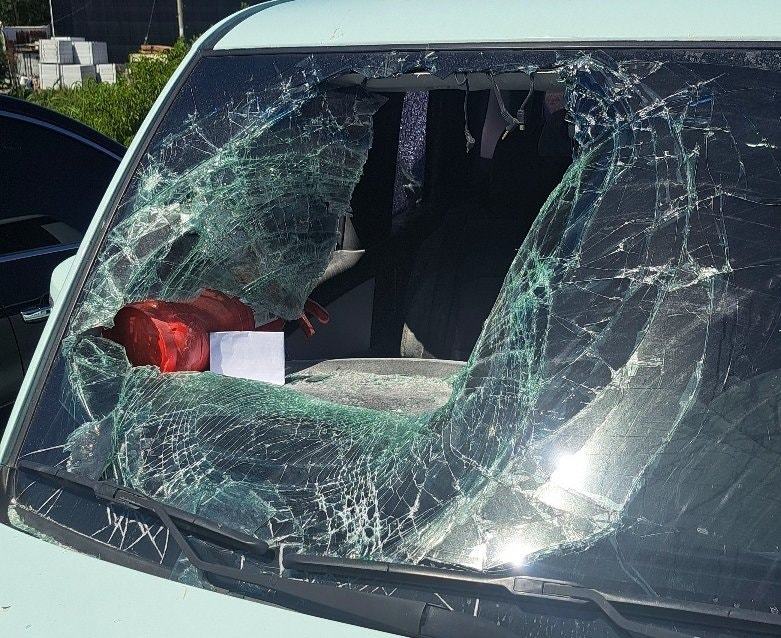 28일 스토킹 흉기 난동을 일으킨 30대 남성의 차량 앞 유리창이 깨져 있다. 이 남성이 범행 후 차를 타고 도주하려 하자 시민들이 달려들어 소화기 등으로 유리창을 깬 후 그를 붙잡았다. 울산=뉴시스