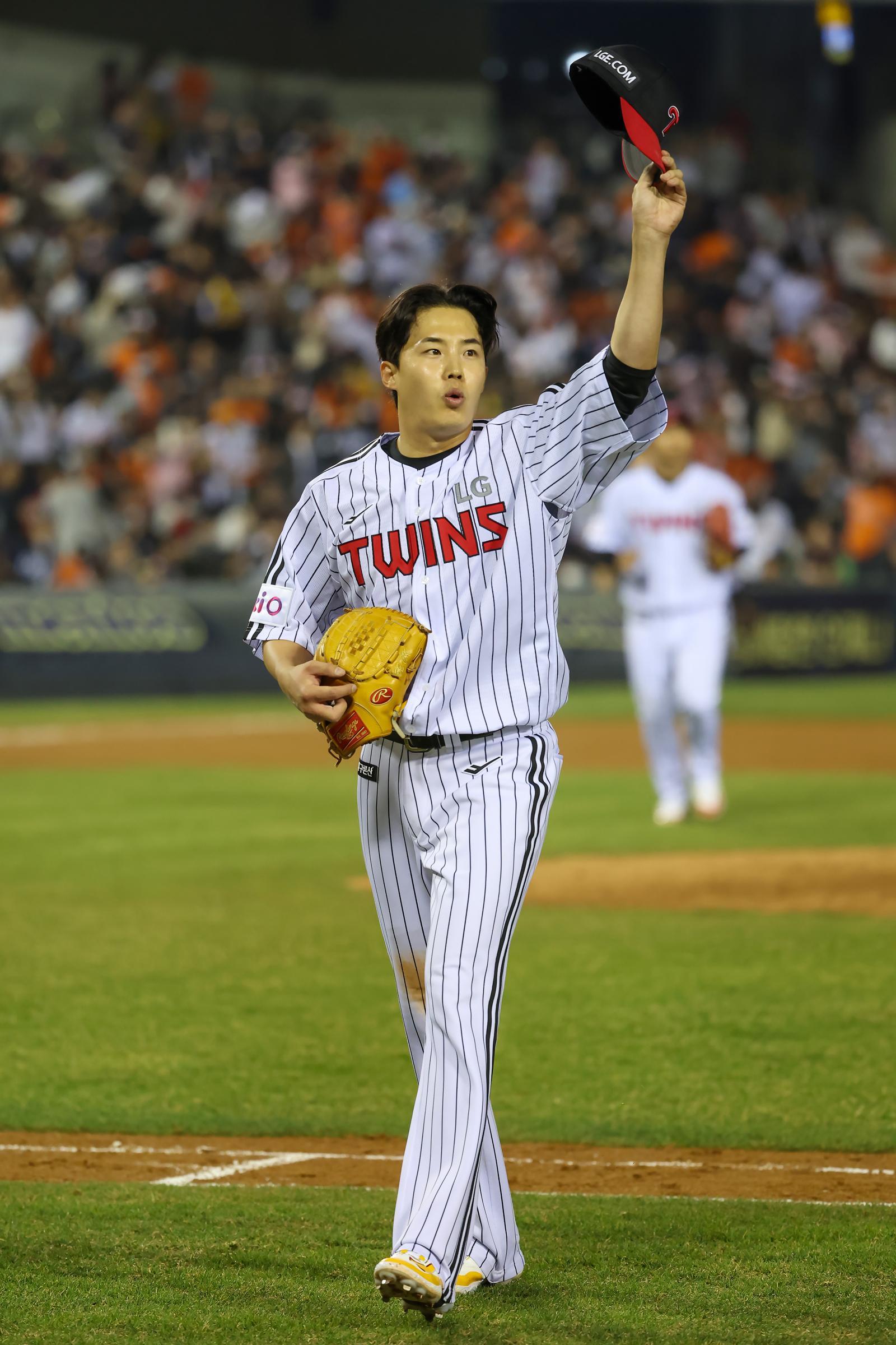 올 시즌 첫 등판이었던 3월 26일 한화전에서 경력 첫 완봉승을 달성한 임찬규가 모자를 벗어 팬들에게 감사 인사를 하고 있다. LG트윈스 제공