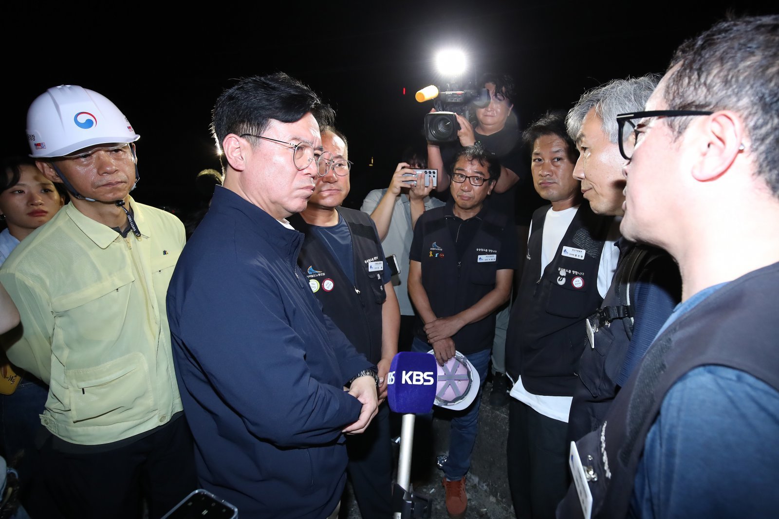 김영훈 고용노동부 장관이 지난 19일 오후 청도군 화양읍 삼신리 무궁화호 열차 사고 현장 인근에 마련된 상황실을 찾아 전국철도노동조합 관계자들과 대화하고 있다. 2025.8.20/뉴스1