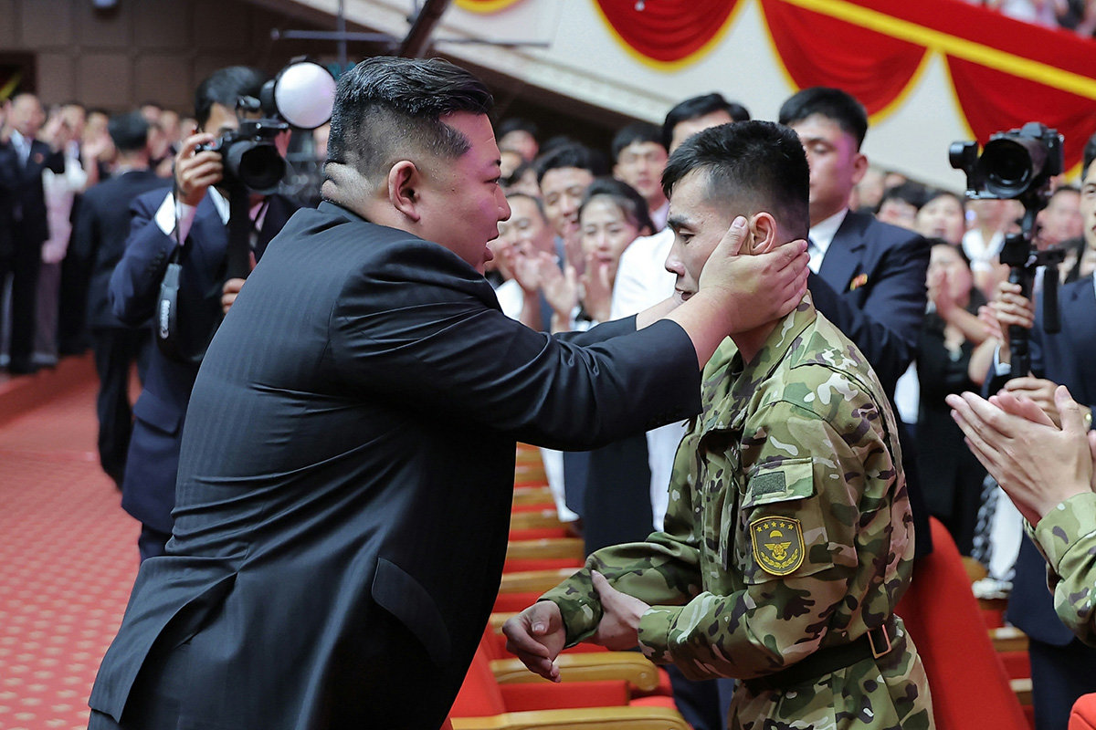북한 노동당 기관지 노동신문은 21일 김정은 당 총비서가 귀국한 조선인민군 해외작전부대 주요지휘관에게 국가표창을 수여했다고 22일 보도했다. (국내에서만 사용가능. 재배포 금지. DB 금지) 평양 노동신문=뉴스1