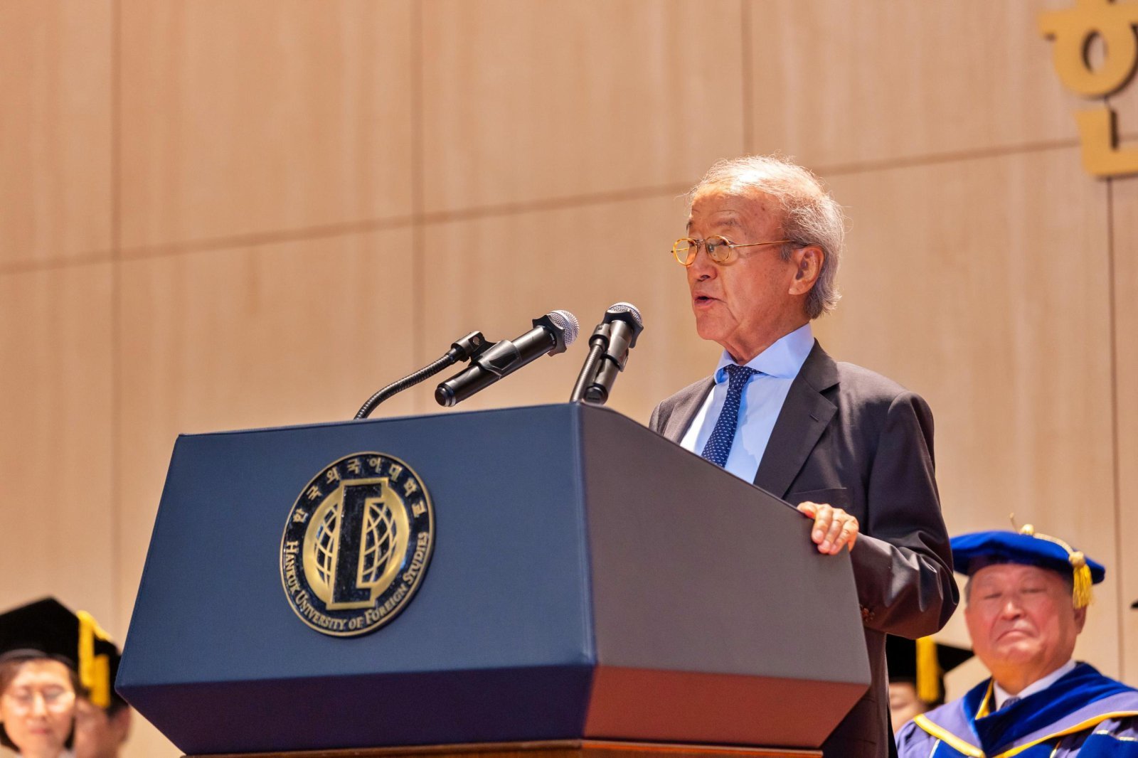 윤윤수 미스토홀딩스 회장이 한국외국어대학교 학위수여식에서 축사하고 있다.