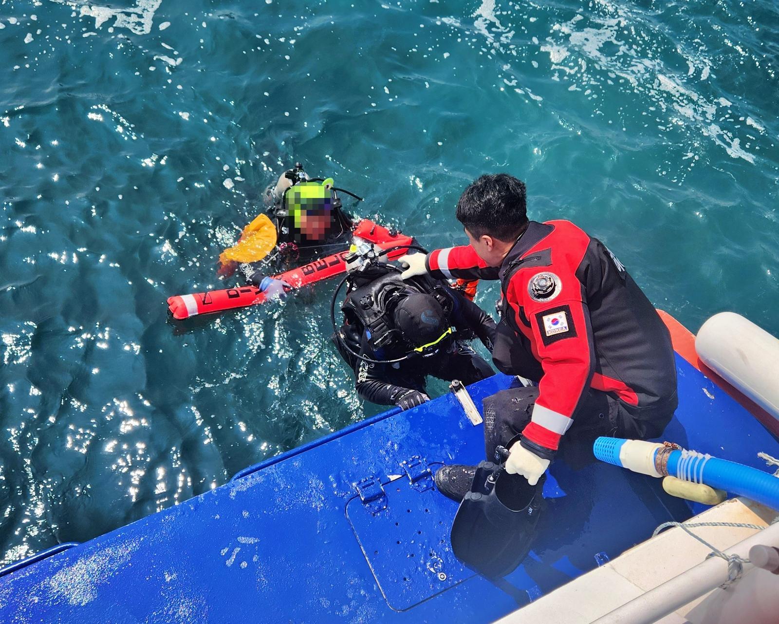 표류 다이버를 구조하고 있는 해경 대원. 통영해경 제공