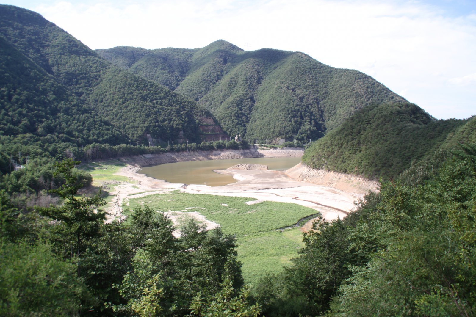 21일 20만 강릉시민의 생활용수를 공급하고 있는 오봉저수지 저수률이 20%가 채 안되고 있는 가운데 바닥을 드러내고 있다.2025.08.21. [강릉=뉴시스]