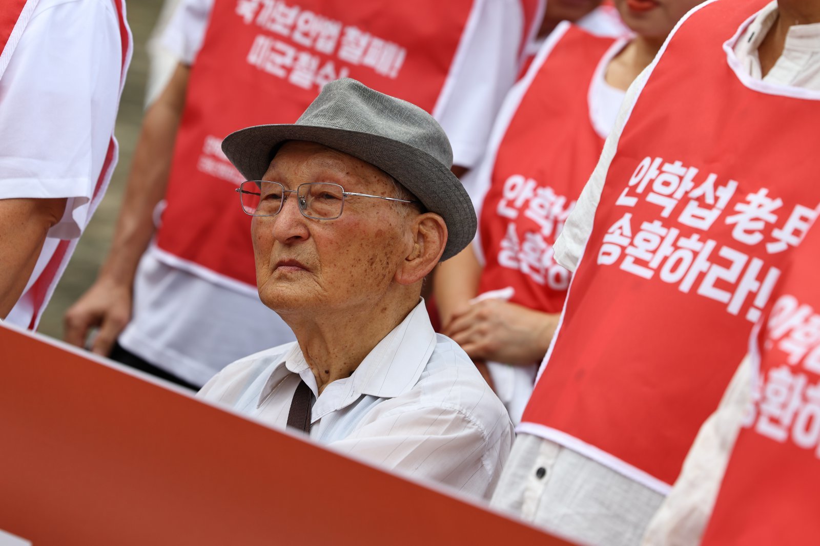 전쟁포로인 비전향장기수 안학섭 씨가 20일 경기 파주 임진강역 앞에서 열린 안학섭선생송환추진단 1차 결의대회에서 생각에 잠겨 있다. 2025.08.20. [파주=뉴시스]