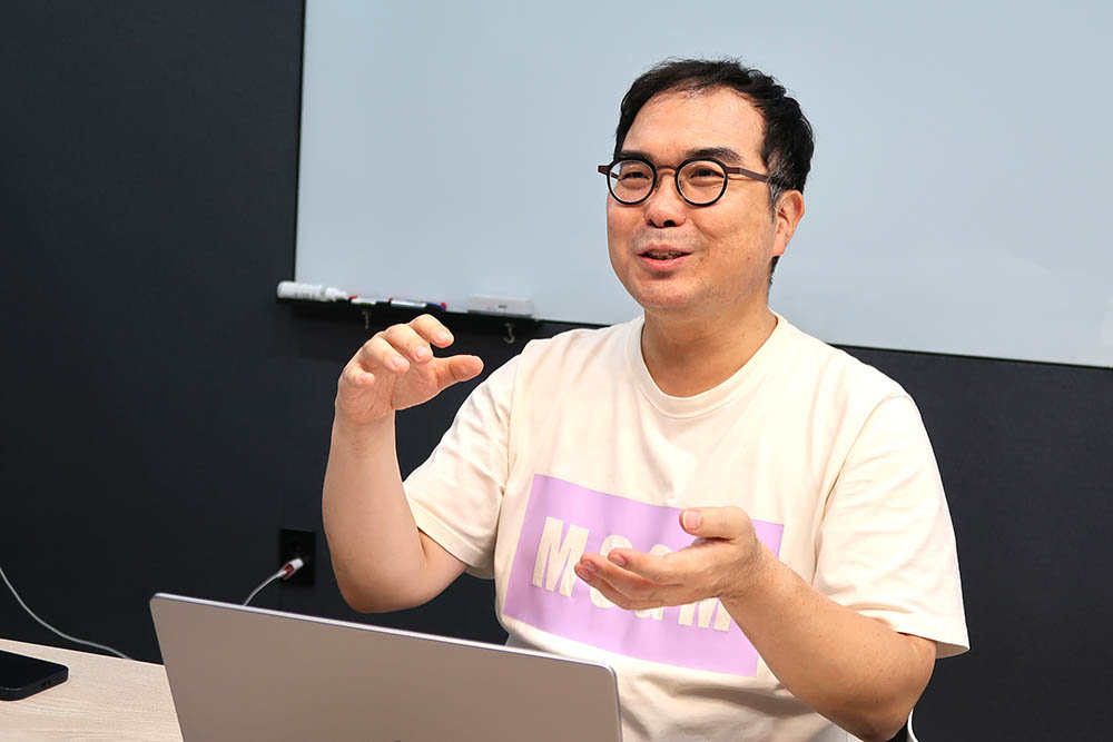 데이터 익명화 기술과 매장 케어링 솔루션에 대해 설명하는 김태훈 대표 / 출처=IT동아