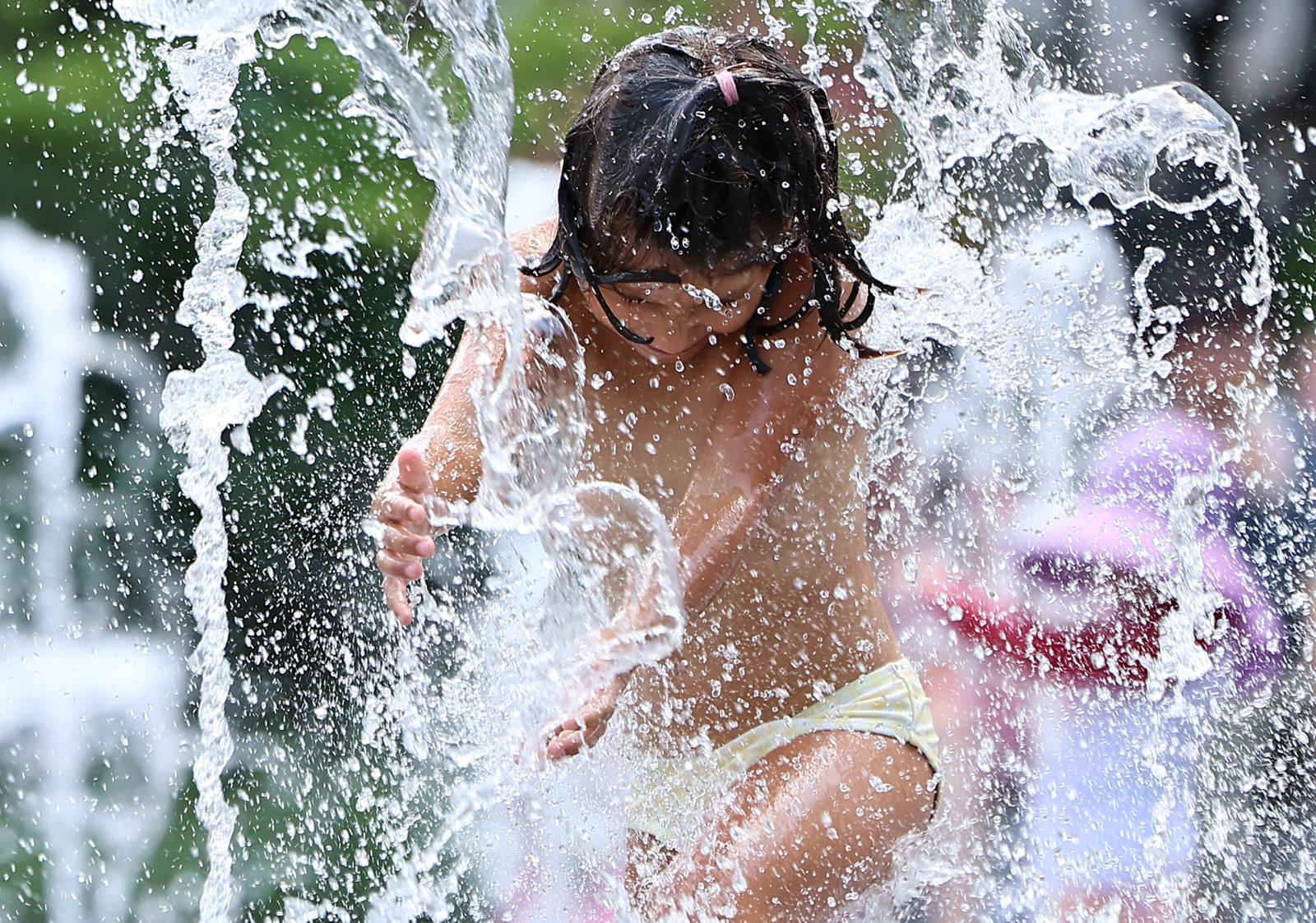 절기상 처서를 하루 앞두고 폭염이 찾아온 22일 바닥분수에서 어린이들이 물놀이를 하며 더위를 식히고 있다. 2025.8.22/뉴스1