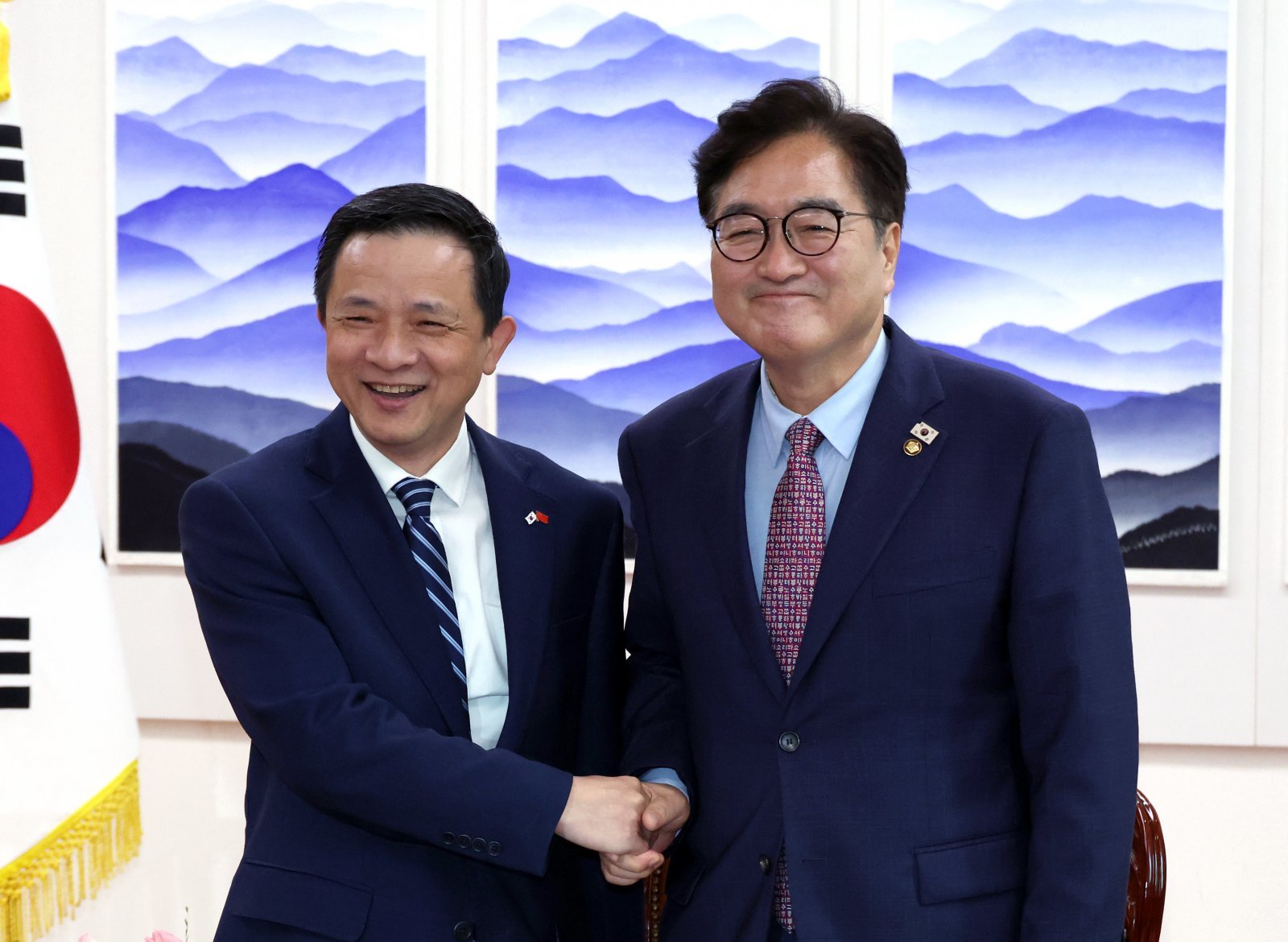 우원식 국회의장이 20일 오후 서울 여의도 국회에서 다이빙 주한중국대사와 기념촬영을 하고 있다. 2025.08.20. [서울=뉴시스]