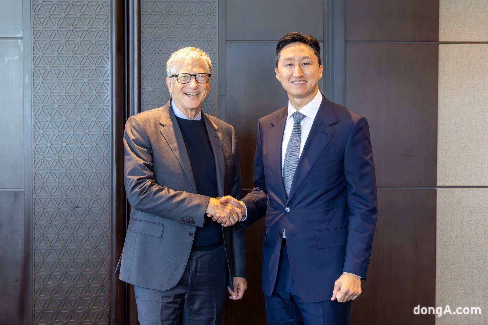 빌 게이츠 테라파워 회장과 정의선 HD현대 수석부회장(오른쪽)이 기념사진을 촬영하고 있다.