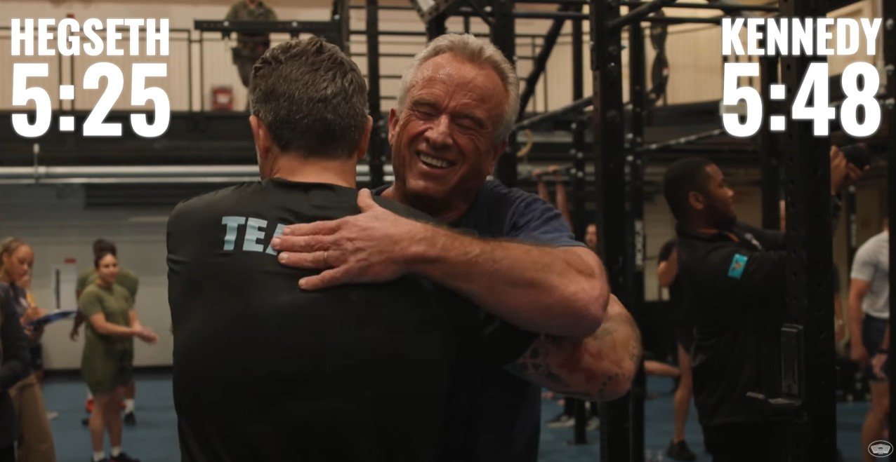 헤그세스 장관이 5분25초 만에, 케네디 장관이 5분48초 만에 챌린지를 완료했다. 유튜브 채널 ‘Department of Defense’ 영상 갈무리