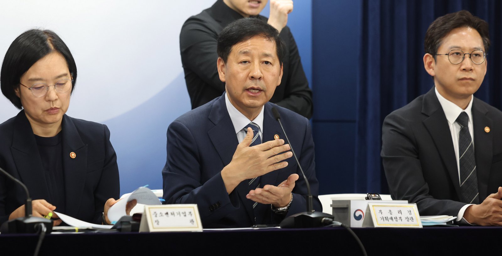 구윤철 경제부총리 겸 기획재정부 장관이 22일 오후 서울 종로구 정부서울청사에서 열린 새정부 경제성장전략 관계부처 합동 브리핑에서 취재진의 질문에 답변하고 있다. 2025.08.22. [서울=뉴시스]